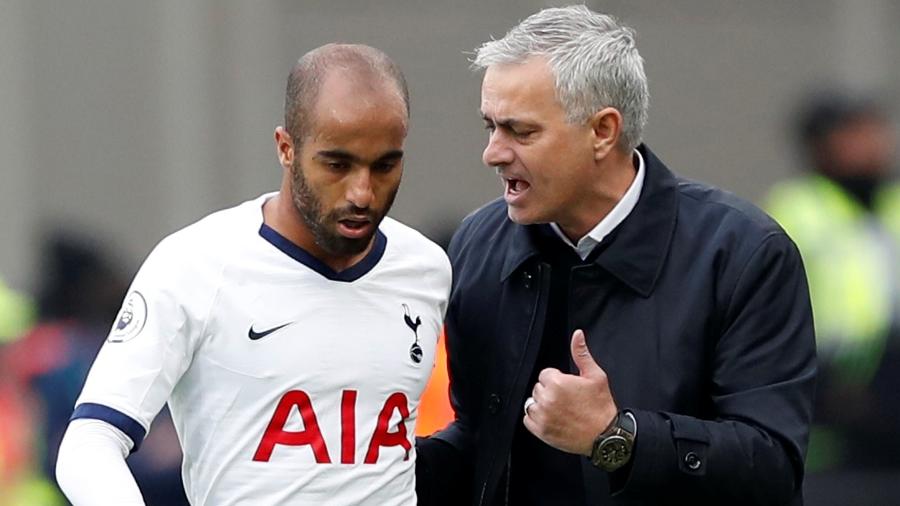 Lucas Moura conversa com José Mourinho - David Klein/Reuters