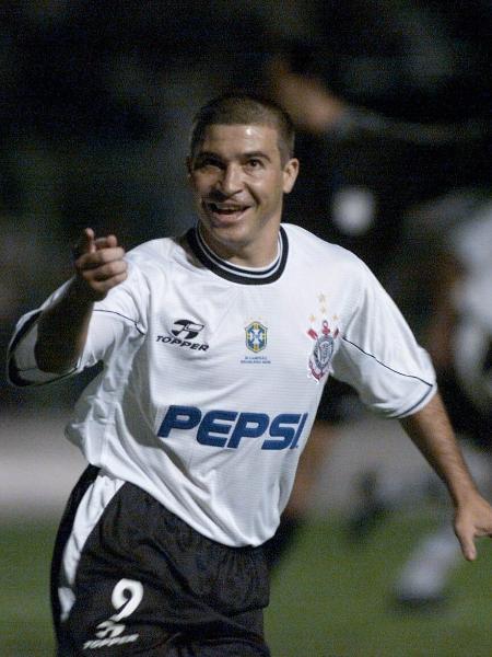 Luizão celebra gol do Corinthians contra o Rosario Central na Libertadores 2000 - Almeida Rocha/Folhapress