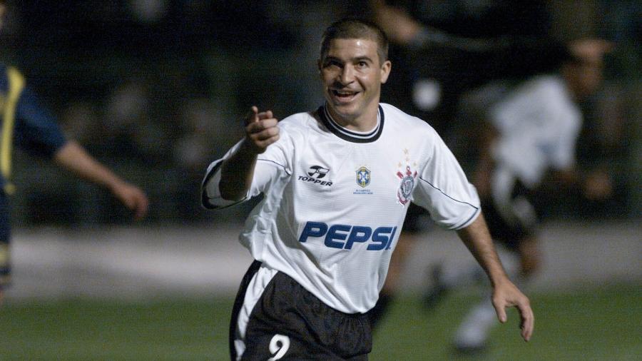 Luizão celebra gol do Corinthians contra o Rosario Central na Libertadores 2000, na única virada do clube paulista - Almeida Rocha/Folhapress