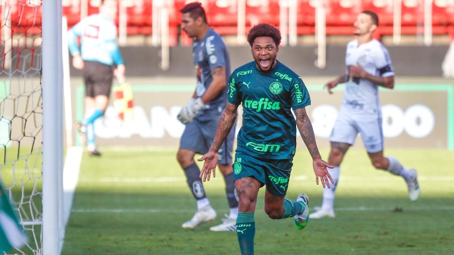 Luiz Adriano comemora gol do Palmeiras contra o Santos; clubes estão entre os que têm contrato com a Turner - Marcello Zambrana/AGIF