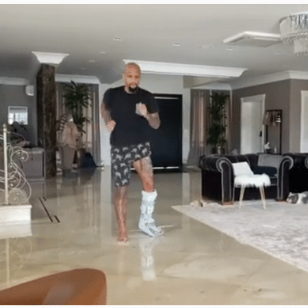 Felipe Melo caminha com bota ortopédica - Reprodução/Instagram