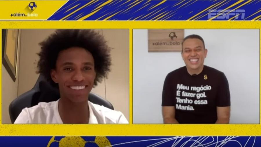 Willian brinca com "barriguinha" de Hazard e exalta Ronaldinho Gaúcho - Reprodução/YouTube