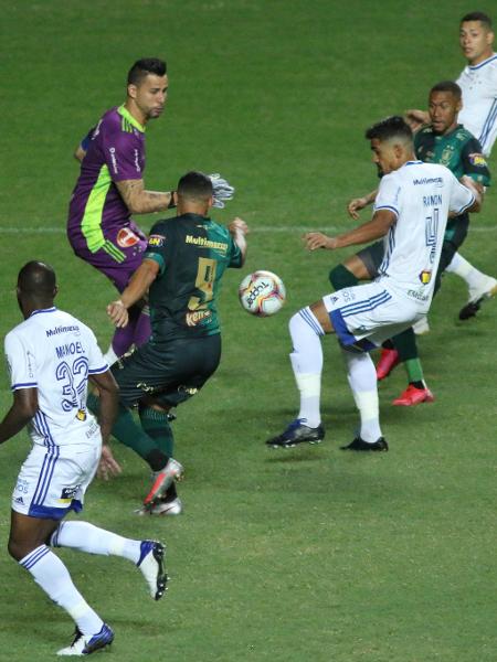 Lance do confronto entre América-MG e Cruzeiro, pela Série B, no Independência - Fernando Moreno/AGIF