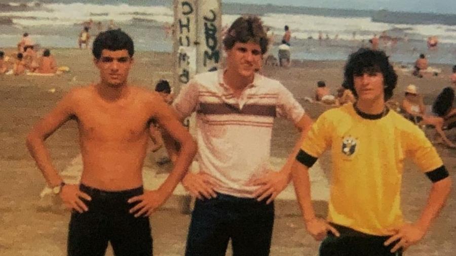 Neto (à dir.) recentemente publicou foto em que curtia a praia com o amigo Vagner Mancini (ao centro) na década de 1980 - Reprodução/Instagram