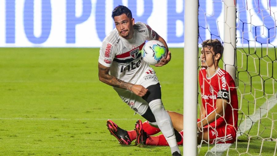 Luciano comemora gol do São Paulo contra o Internacional em jogo do Brasileirão - Marcello Zambrana/AGIF