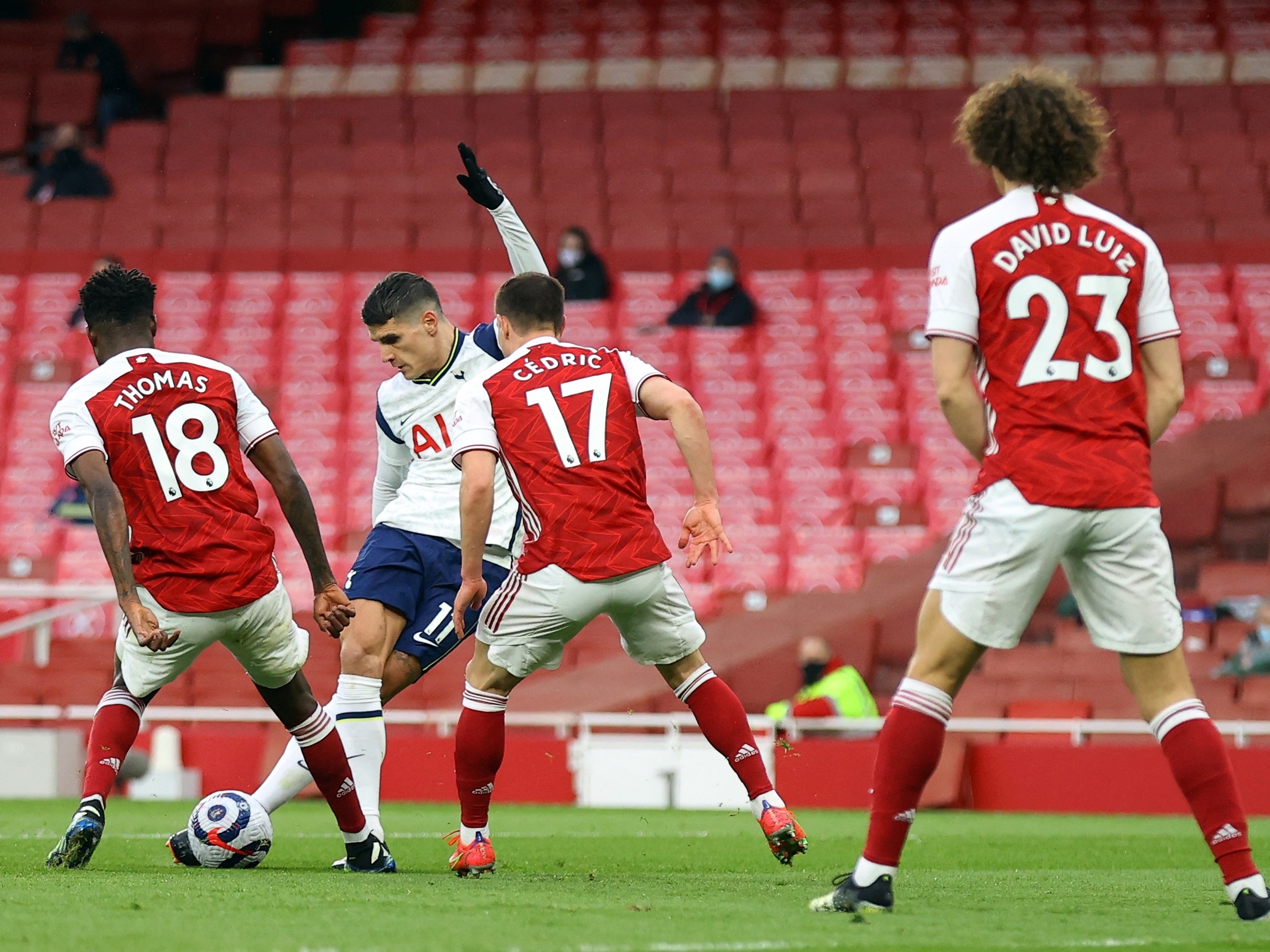 Arsenal vira contra o Tottenham após sofrer golaço de letra de Lamela