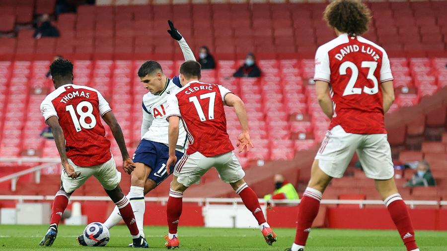 Lamela (de branco) marca golaço de letra para o Tottenham contra o Arsenal pelo Campeonato Inglês - Julian Finney / POOL / AFP