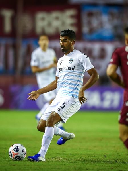 Thiago Santos em ação pelo Grêmio contra o Lanús, na Argentina - Lucas Uebel/Grêmio