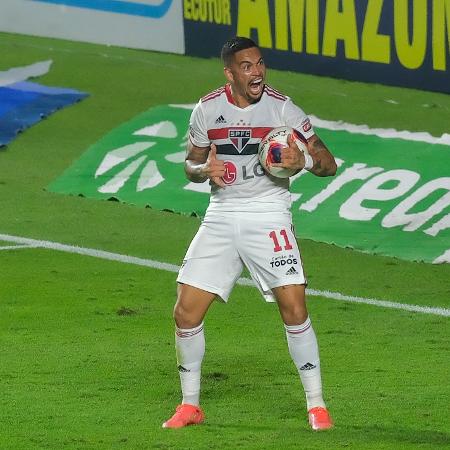 Luciano celebra gol marcado pelo São Paulo contra Palmeiras, pela final do Paulista, no Morumbi