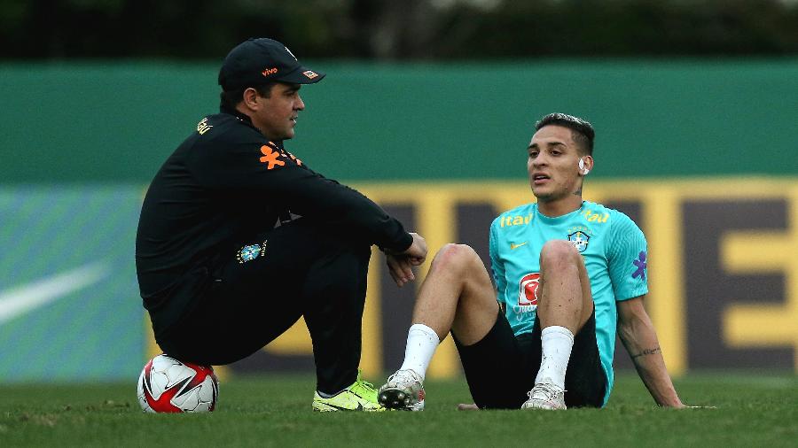André Jardine, técnico da seleção olímpica, conversa com Antony durante treino no CT do Palmeiras - Divulgação/CBF