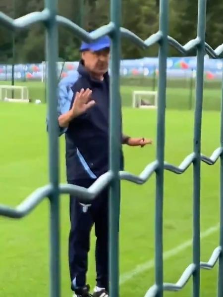 Maurizio Sarri conversa com torcedor que estava criticando atacante da Lazio - Reprodução
