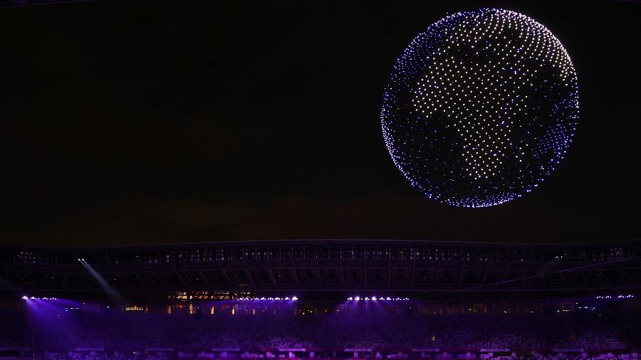 Drones formam imagem do planeta Terra durante minutos finais da cerimônia de abertura das Olimpíadas - Marko Djurica/Reuters