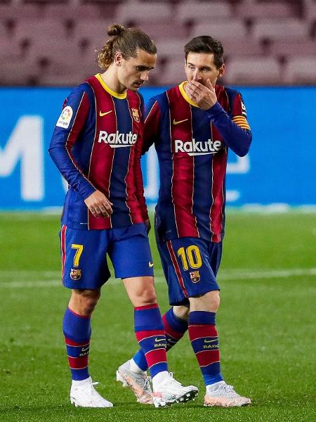 Griezmann e Messi conversam durante jogo pelo Barcelona