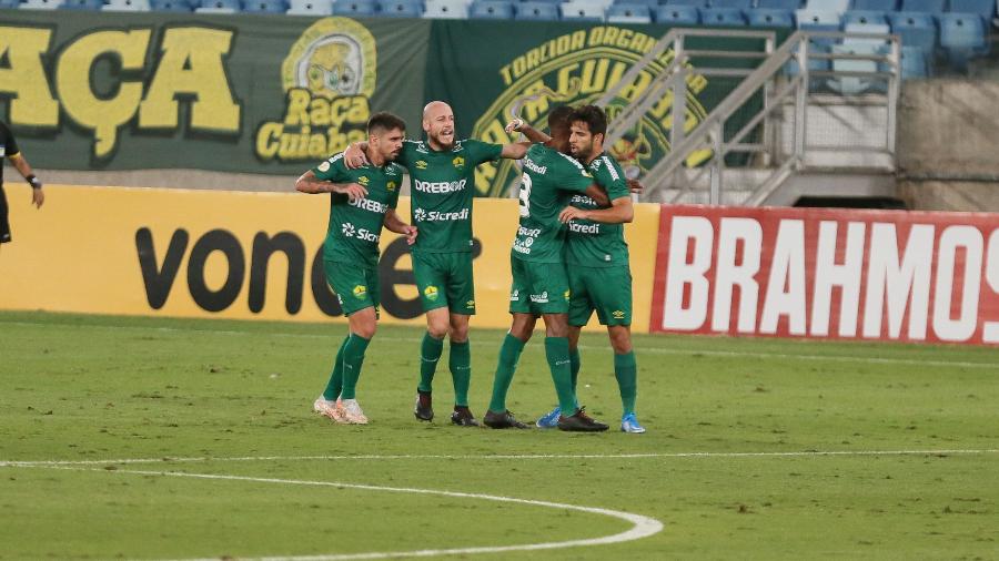 Jogadores do Cuiabá comemoram gol de Pepê contra o Bahia no Brasileirão - Gil Gomes/AGIF