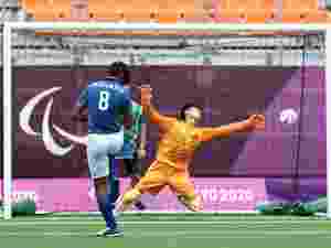 Nonato, do futebol de 5 (vendado) e o goleiro (visão normal) da China - Kiyoshi Ota/Getty Images - Kiyoshi Ota/Getty Images