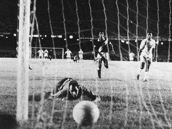 Contra o Fluminense, Pelé marcou a obra-prima que deu origem a expressão  gol de placa