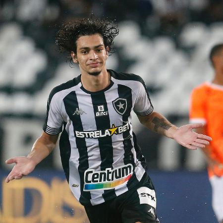 Matheus Nascimento, atacante do Botafogo, celebra gol contra o Nova Iguaçu, em jogo pelo Carioca