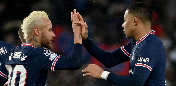 Em seu retorno aos gramados pelo PSG, Neymar e Mbappé se cumprimentam após vitória sobre o Real Madrid no jogo de ida das oitavas da Champions League