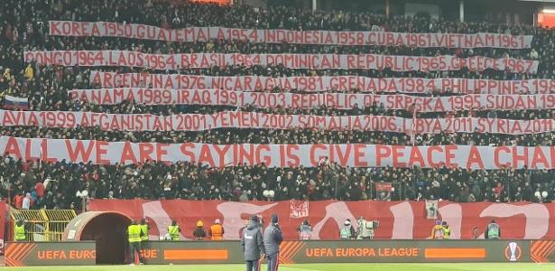 Estrela Vermelha x Radnicki Muita pirotecnia na torcida do Estrela