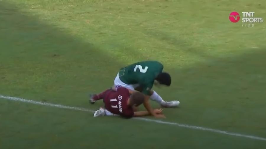 Jogador se lesionou gravemente após ser derrubado por rival desacordado por uma bolada - Reprodução