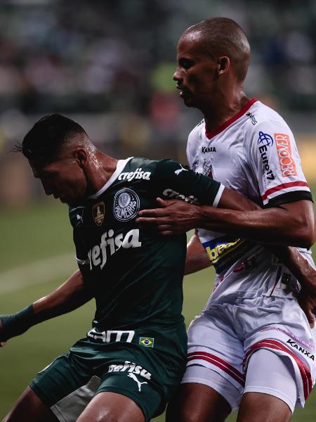 Rony, do Palmeiras, protege a bola contra o jogador do Ituano pelas quartas de finais do Paulistão