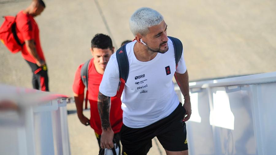 Arrascaeta embarcando para viajar com delegação do Flamengo - Marcelo Cortes / Flamengo