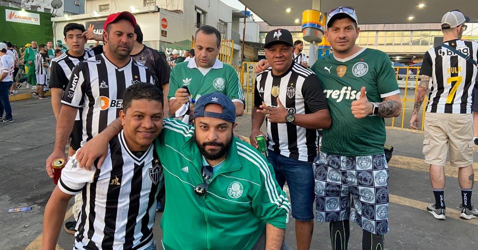 Atleticanos e palmeirenses tiram fotos antes do duelo pelas quartas de final da Copa Libertadores