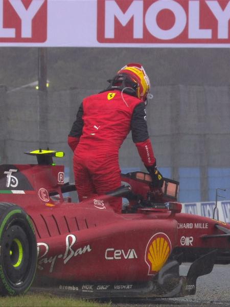 Sainz rodou sozinho e foi parar nas barreiras de proteção após a largada do GP do Japão - Divulgação/Fórmula 1