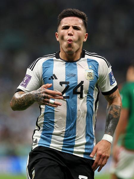 Enzo Fernández faz o segundo da Argentina contra o México na Copa do Mundo - Dean Mouhtaropoulos/Getty Images