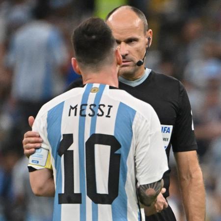 Messi reclamando com o árbitro Mateu Lahoz durante a partida entre Argentina e Holanda, pelas quartas de final da Copa do Mundo do Qatar - Alberto Pizzoli/AFP