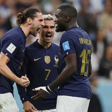 Rabiot, Griezmann e Upamecano comemoram gol da França - Ronald Wittek / EPA