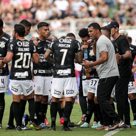 Fernando Lázaro dá instruções aos jogadores do Corinthians - Rodrigo Coca/Agência Corinthians