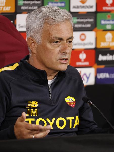 José Mourinho em entrevista coletiva antes de Roma x Bayer Leverkusen. - CIRO DE LUCA/REUTERS