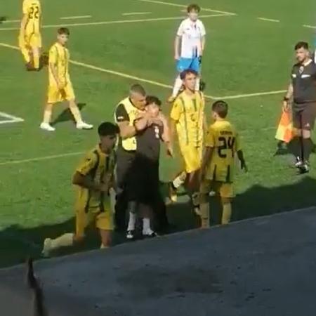 Jogador do sub-15 é retirado de campo por segurança após agredir árbitra em Portugal - Reprodução/Record