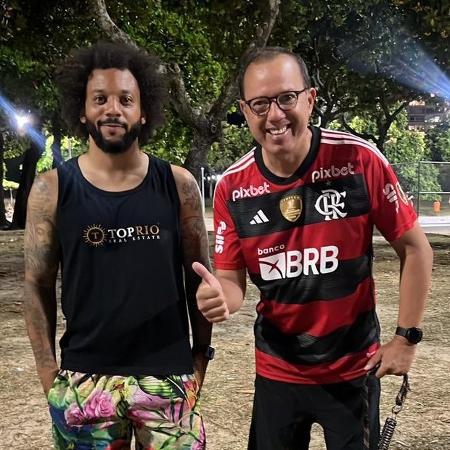 O jornalista Eduardo Tchao, com camisa do Flamengo, ao lado de Marcelo, lateral do Fluminense. - Reprodução/Twitter