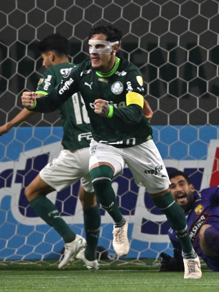 Gustavo Gómez, do Palmeiras, comemora seu gol, o primeiro na virada sobre o Barcelona-EQU, pela Libertadores - Nelson Almeida/AFP