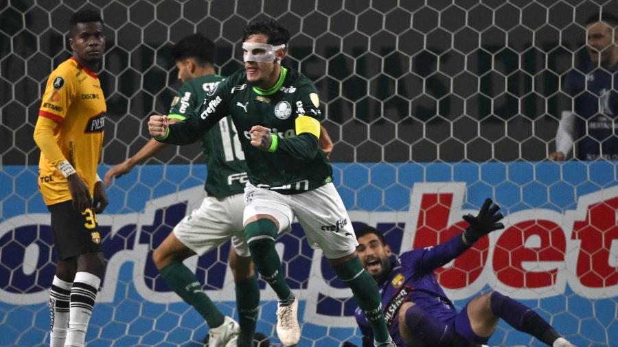 Gustavo Gómez, do Palmeiras, comemora seu gol contra o Barcelona-EQU, pela Libertadores - Nelson Almeida/AFP