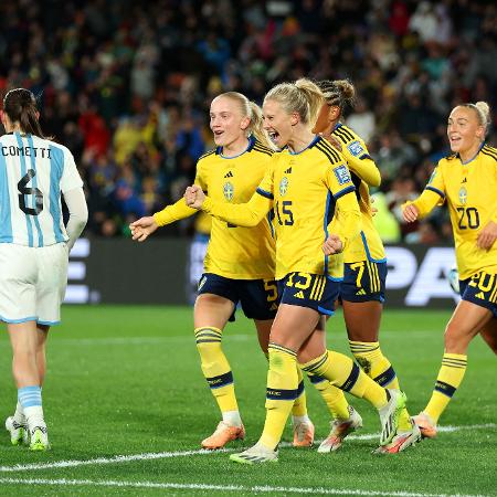 Jogadoras da Suécia comemoram gol de Blomqvist contra a Argentina na Copa feminina
