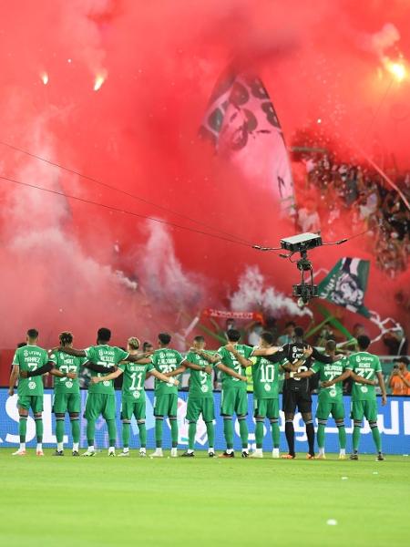 Festa da torcida do Al-Ahli com sinalizadores antes do duelo contra o Al-Hazem, na estreia do Sauditão