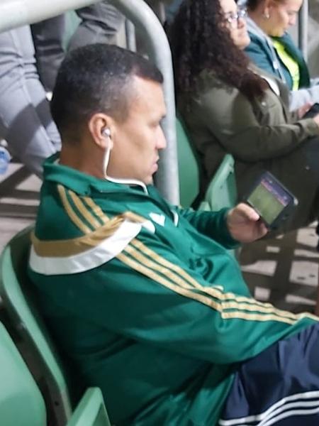 Torcedor do Palmeiras acompanha Racing x Boca pelo celular no Allianz Parque