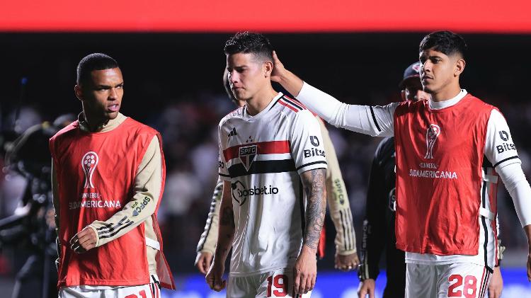 James Rodríguez se lamenta durante São Paulo x LDU, duelo da Sul-Americana