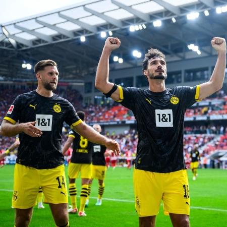 Hummels comemora gol do Borussia Dortmund contra o Freiburg no Campeonato Alemão
