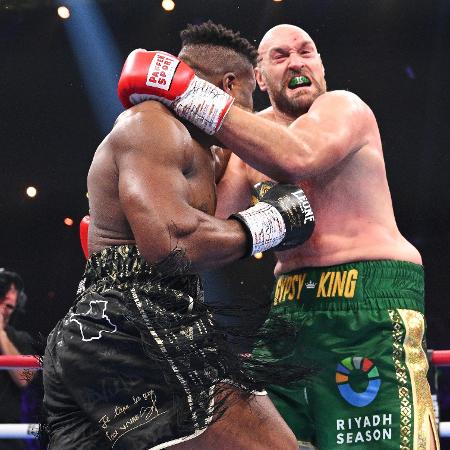 Francis Ngannou acerta Tyson Fury durante luta de boxe na Arábia Saudita