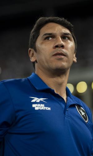 Lucio Flavio, técnico do Botafogo, durante a derrota para o Cuiabá, no estádio Nilton Santos, pela 30ª rodada do Brasileirão