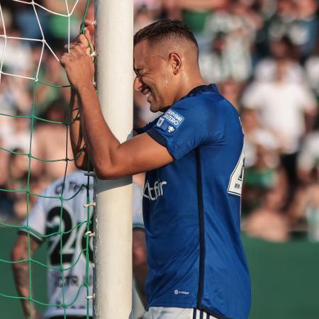 Rafael Elias, do Cruzeiro, lamentando durante o jogo contra o Coritiba, pelo Brasileirão