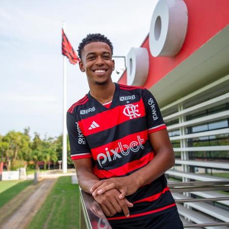 Carlinhos se apresentou ao Flamengo após a disputa do Campeonato Carioca