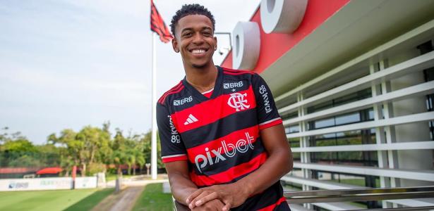 Carlinhos celebra chance no Flamengo e realiza sonho de infância