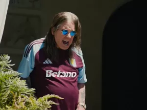 Propaganda da camisa do Aston Villa é deleite para fãs de rock e futebol