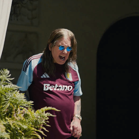 Ozzy Osbourne com a nova camisa do Aston Villa - Reprodução/X/AVFCOfficial