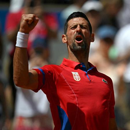 Novak Djokovic celebra ponto contra o alemão Dominik Koepfer no torneio de simples das Olimpíadas